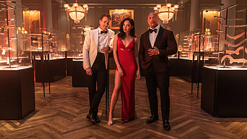 Gal Gadot and Dwayne Johnson, Ryan Reynolds HD wallpaper
