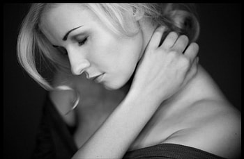 Don’t Ever Leave Me..., think, portrait, black and white, eyes, face, beautiful, feel, woman HD wallpaper