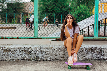 Skateboard girls, Smiling faces, , Urban lifestyle HD wallpaper