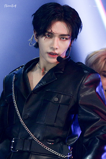 hyunjin on stage, kpop, stray kids HD phone wallpaper