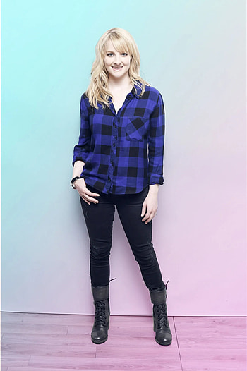 Melissa Rauch, Big Bang Theory, Bangs, Boobs HD phone wallpaper