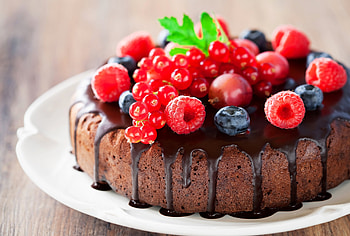 Decadent Berry-Topped Chocolate Cake – Dessert Delight, dessert, berry, food, cake HD wallpaper