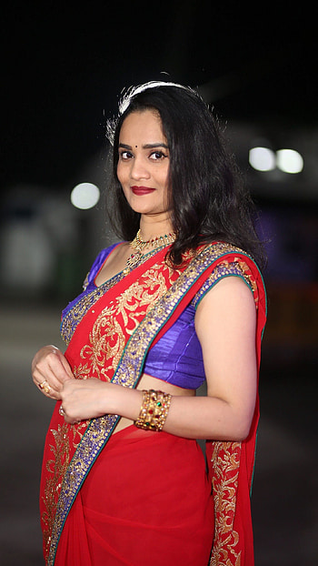 Usha karapathi, telugu anchor, saree beauty HD phone wallpaper