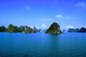 Ha Long Bay, Mesmerizing , Tranquil beauty, Perfect vacation HD wallpaper