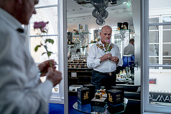 Roja Dove, Master tailor of scent, The New York Times, Fragrance craftsmanship HD wallpaper