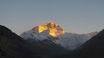 Dawn, sunlight, glowing, mountain's peak HD wallpaper
