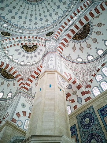Explore the elaborate Islamic architectural details inside a mosque in Adana, Turkey. HD phone wallpaper
