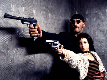 Leon movie, Mathilda's choker, Symbolic accessory, Complex relationship HD wallpaper