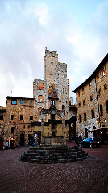 San Gimignano, Medieval Manhattan, Unicorn magic, Travel blog HD phone wallpaper