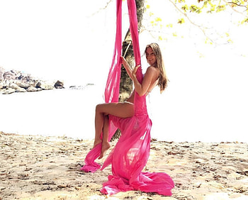 Anjelica Ebbi, bikini white, sand, blonde, using make shift swing, headland, beach HD wallpaper