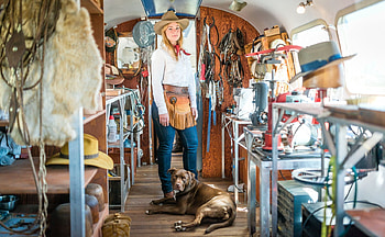 Cowgirl Stuff, cowgirls, room, blondes, hats, dog HD wallpaper