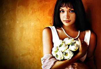 BLOSSOM BEAUTY, model, perls, waiting, flowers, woman, beauty, blossom HD wallpaper