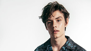 Louis Partridge net worth, British actor, Height and weight, Series career HD wallpaper