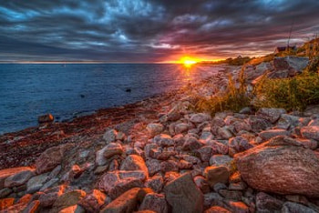 Beautiful sunset, sea, dazzling, beautiful, stones, beach, fiery, shore, sky, sunset HD wallpaper