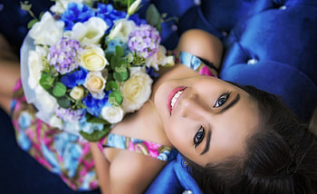 * Beauty with a bouquet *, bouquet, smile, eyes, face, flowers, girl, beauty HD wallpaper