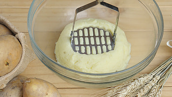 Mashed potato preparation, Cooking process, Stock video footage, Expert hands HD wallpaper
