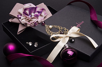 Purple still life, earings, color, graphy, balls, purple, still life, romantiq, velvet, abstract, box, fancy, decorations HD wallpaper