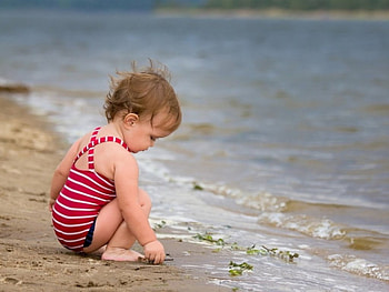 Baby Rose, baby, sand, play, beach HD wallpaper