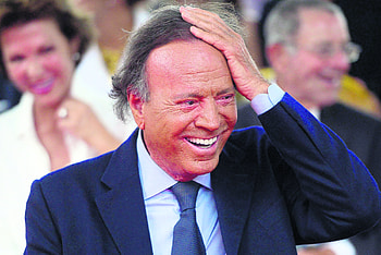 Julio Iglesias, retrospective interview, miraculous journey, Aruba Today HD wallpaper