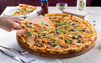pizza, fast food, big pizza, delicious food, seafood pizza, pizza concepts, pizza background, pizza slice in hands HD wallpaper