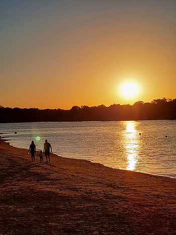 Atardecer en familia, playa HD phone wallpaper