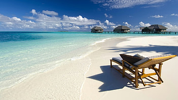 Sunbed in the beach HD wallpaper