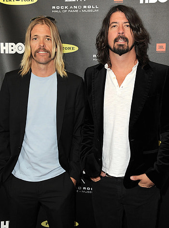 Dave Grohl, Taylor Hawkins, Enduring friendship, Foo Fighters HD phone wallpaper