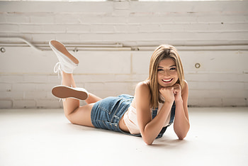 Cute Smiling Girl Laying On Front Floor, girls, model, cute HD wallpaper
