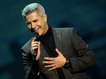 Alessandro Safna, Melodic charm, Expressive tone, Unforgettable melodies HD wallpaper
