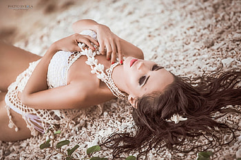 Beauty, makeup, dreamer, necklace, femininity, girl, sleeping, sensual pose, bride, eyeshadow HD wallpaper