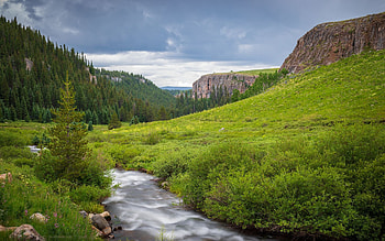A stream valley in the Rocky Mountains, USA, clouds, meadows, sky, mountains, trees HD wallpaper