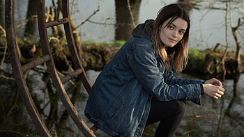 Emma Mackey The Winter Lake HD wallpaper