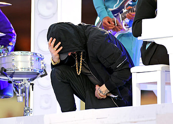 Super Bowl LVI, Halftime Show, Eminem, Takes a Knee HD wallpaper