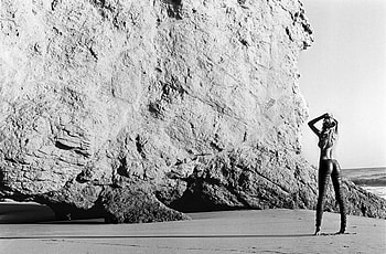 Marisa Miller, bw, rock, beach HD wallpaper