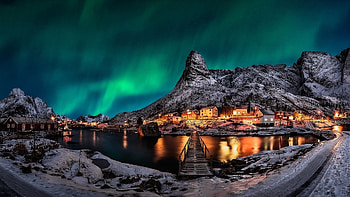 harbortown under the northern lights r, night, northern lights, town, bridge, r, harbor, mountain HD wallpaper