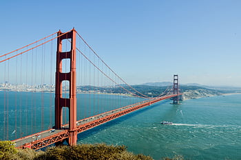 Iconic Golden Gate Bridge spanning the San Francisco Bay on a clear day. HD wallpaper