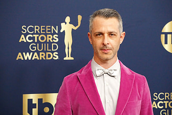 SAG Awards, Jeremy Strong, Pink velvet suit, Fans' praise HD wallpaper