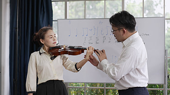 Adult woman learning, Play violin, Musical education, Classroom experience HD wallpaper