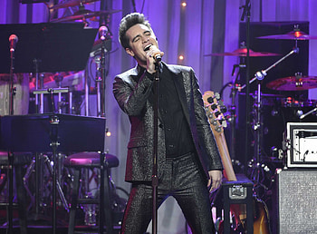 Brendon Urie, Showmanship skills, Stage presence, Captivating performances HD wallpaper