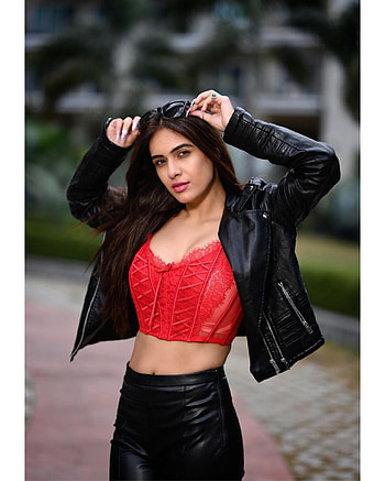 Neha Malik, lip, joint HD phone wallpaper