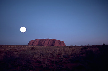 Moonlit Uluru, Ayers Rock's beauty HD wallpaper