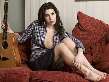 Amy Winehouse, red lips, rip, pretty eyes, guitar, pop singer, female HD wallpaper