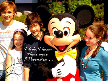 Five Pevensies, georgie henley, skandar keynes, edmund, pevensie, peter, narnia, disney land, mickey mouse, susan, anna popplewell, lucy, william moseley HD wallpaper