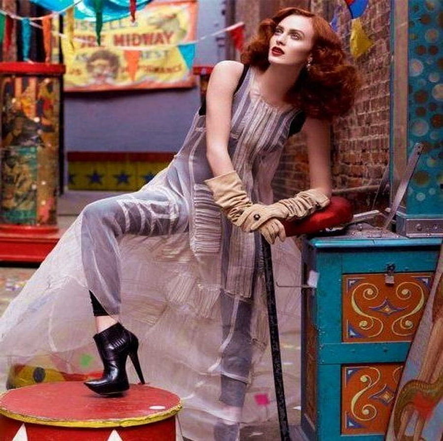 CIRCUS LADY, lady, red, circus, magician, nagic, hair, play HD wallpaper