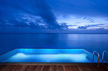 Lit Pool at Sundown, island, hawaii, tropical, decking, dusk, twilight, still, islands, calm, ocean, sunset, hot tub, swimming, sea, pacific, exotic, sundown, paradise, jacuzzi, lagoon, view, hawaiian, spa, pool, sky, peace, evening HD wallpaper