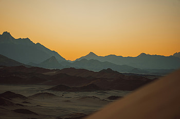 Sun Setting Over The Mountains In Desert, mountains, desert, nature HD wallpaper