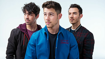 Jonas Brothers, Music legends, Vibrant performances, Iconic pop trio HD wallpaper