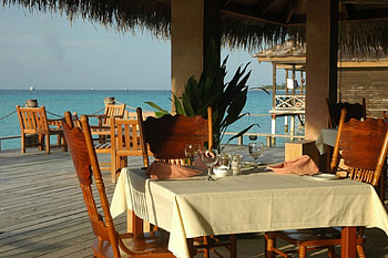 Lunch in Tahiti - Table for Two, island, dinner, tropical, dine, tahiti, eat, islands, ocean, table, sea, exotic, paradise, food, breakfast, dining, lunch, table for two, wine, bora bora, polynesia HD wallpaper
