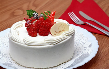 Christmas cake, sweet, winter, white, strawberry, berry, food, cake, decoration, gren, christmas, red, cream HD wallpaper