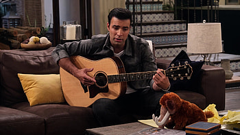 Jencarlos Canela as Victor, Expanding Universe of Ashley Garcia, Taylor guitar, S01E09 HD wallpaper